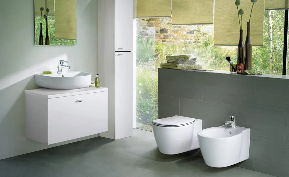 Wall-hung basin unit, toilet and bidet in a bright bathroom
